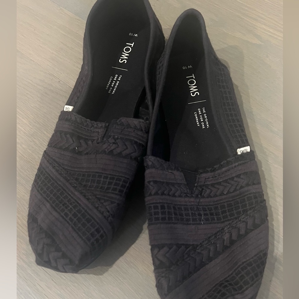 BRAND NEW black Tom’s embroidered mesh women’s size 10
